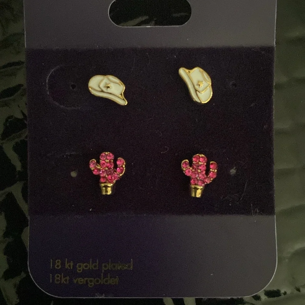 Claire’s 18kt. plated Cowgirl Hat & Cactus 🌵 Earrings